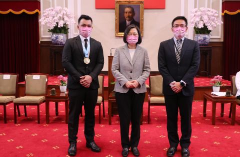 Our foreign employee was ho球探比分red as the exemplary migrant worker at the national level